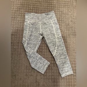 Zyia capri pocket light and tight leggings